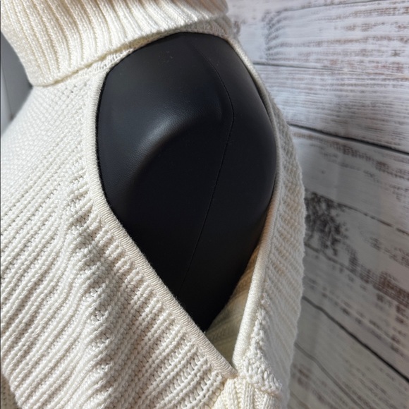 House of Harlow 1960 Cream Knit Sweater - Picture 5 of 7